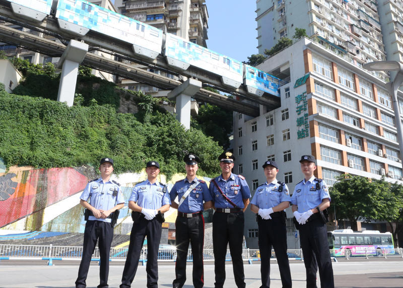 重庆轨道交通来了两名意大利警察巡逻