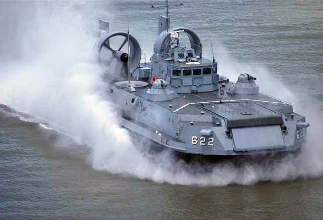 11711型改进型登陆舰可以搭载12061m"海鳝"气垫登陆艇.