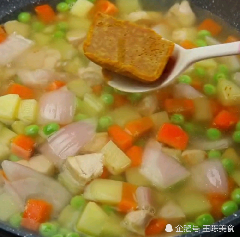 美味的咖喱拌饭,这样做就是简单,适合夏天吃营养又解馋