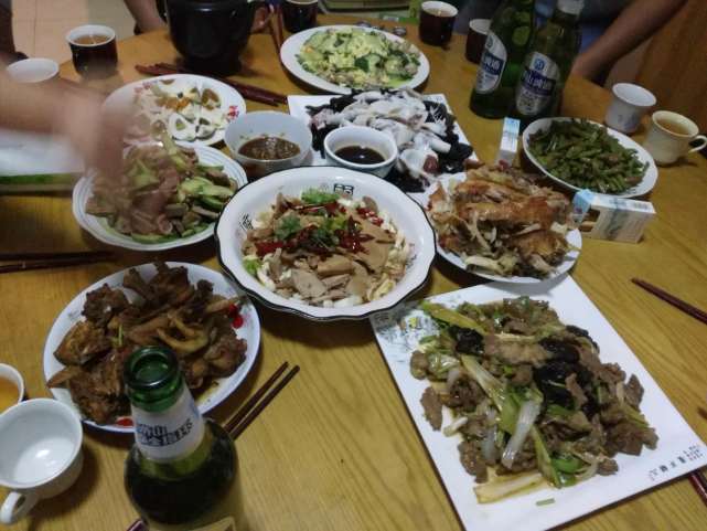 去青岛旅游吧 青岛农村家宴吃肉太过瘾,做客吃一顿三天不饿