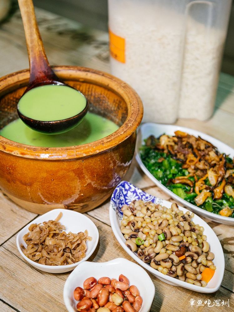 到店的客人都喜欢点个擂茶套餐:海鲜,菠菜,小麦 三豆,萝卜干,花生米都
