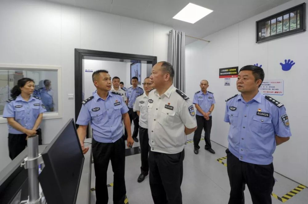 七一前夕,杭州市公安局副局长,交警支队支队长李建明到建德市局新安江