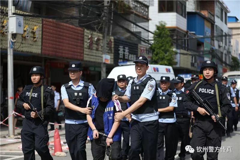 钦州警方武装押解涉黑团伙在浦北张黄镇辨认犯罪现场