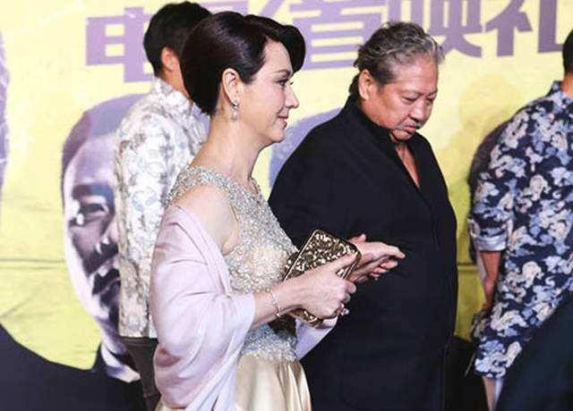 洪金宝老婆54岁,美貌不输范冰冰,今洪金宝却连孙子都抱不起来
