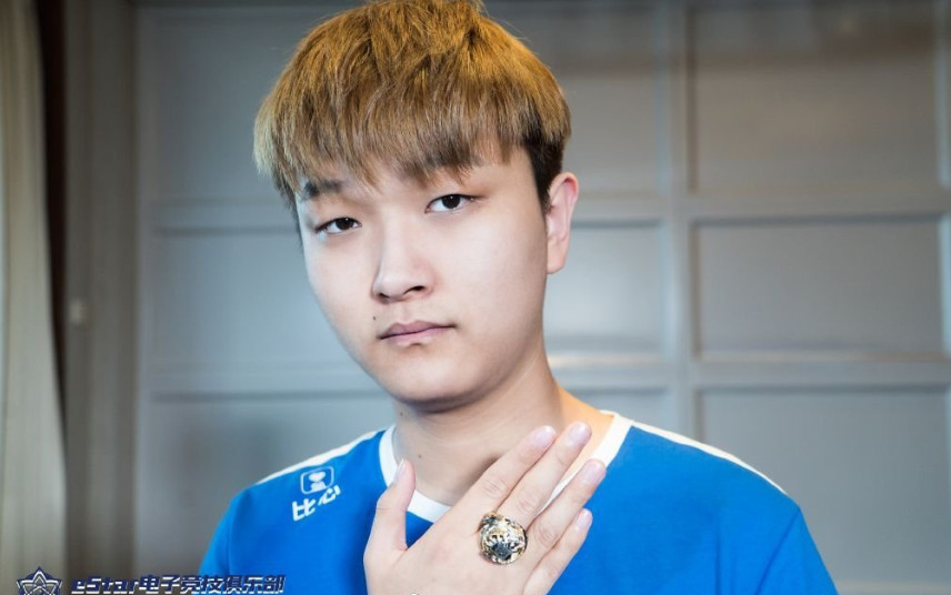 KPL赛场上猫神是凶狠的选手,场下却如猫一样