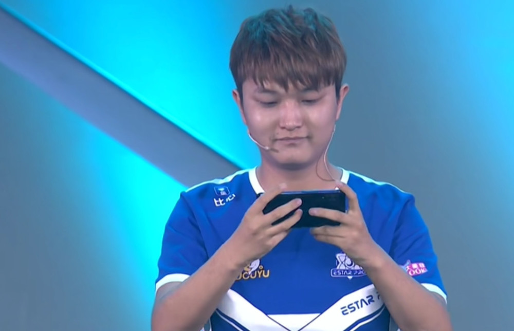 KPL赛场上猫神是凶狠的选手,场下却如猫一样