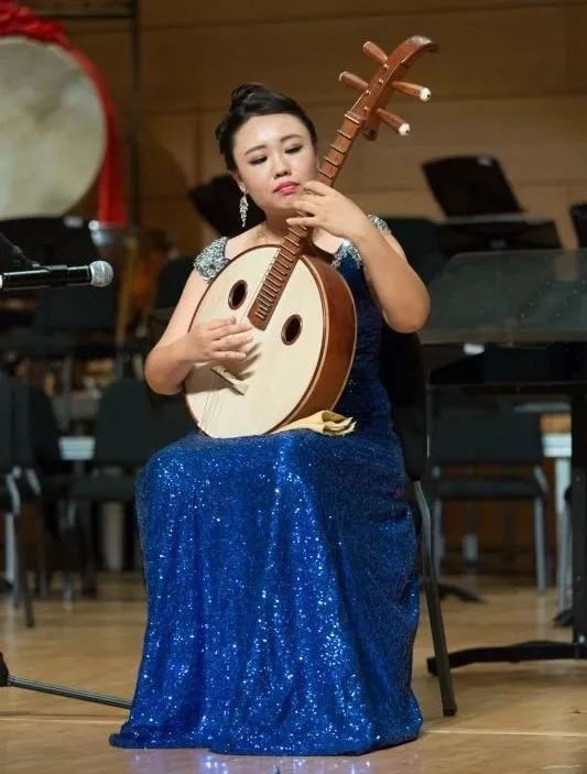 张晓丹,毕业于青岛大学音乐学院,先后师从月琴大师冯少先,中阮演奏家