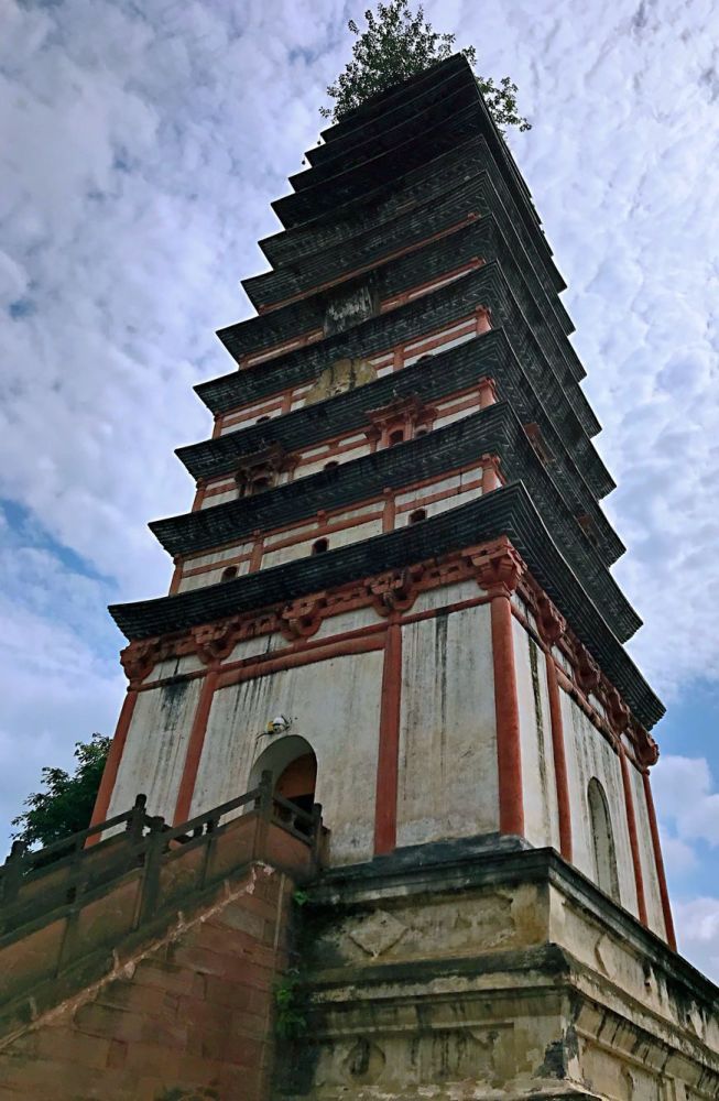 它是简阳市最有名的古迹景点,位居"简州八景"之首却少