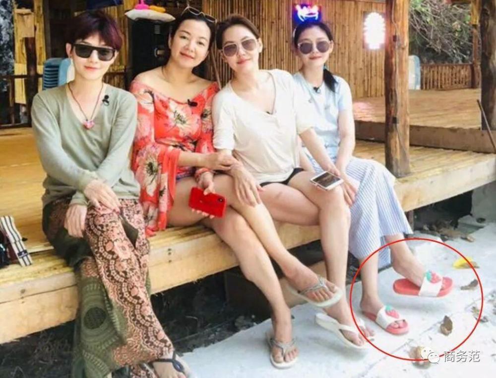 跟"真正的朋友"学穿搭:大s草莓包减龄,范晓萱墨镜每个