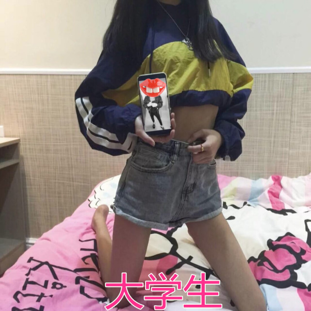 同样是"校花穿校服,宅女vs社会女,秀儿:衣服怎么这么短?