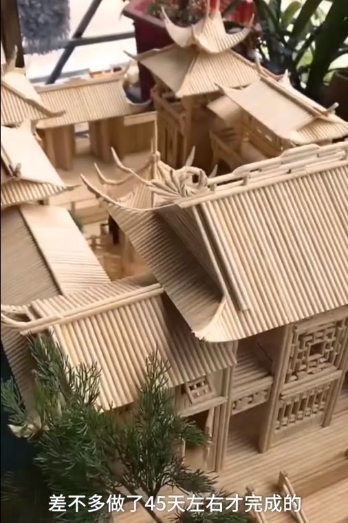 能工巧匠:男子用5200根筷子搭建古建筑模型,皆为自己设计