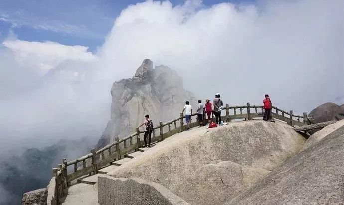 它是天柱山第二高峰, 海拔虽不如天柱峰, 但也有1426米之高.