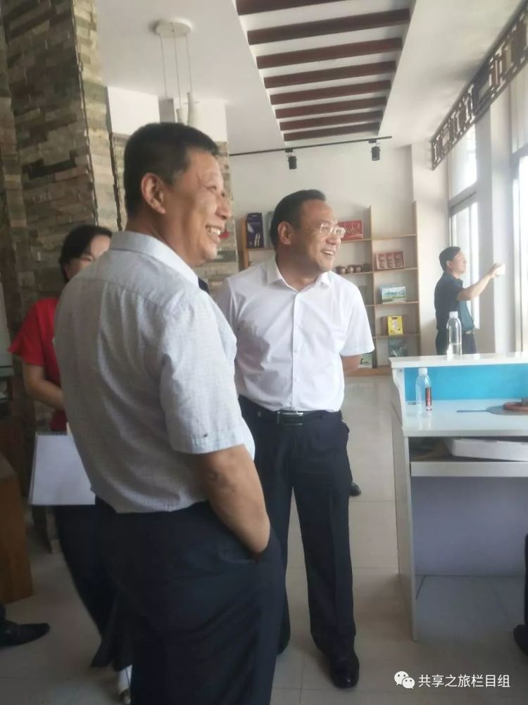县委常委,政法委书记,统战部长贾伟斌与大家亲切交流