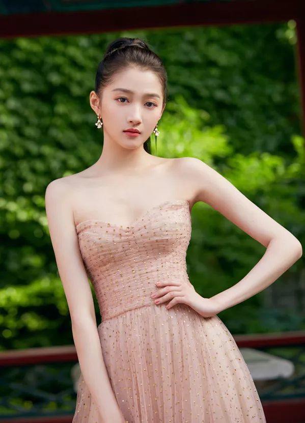 而关晓彤工作室的精修图与生图最大的区别就是在于把肩膀像下压了压