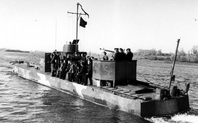 依靠内河炮艇运送兵员的苏联红军.
