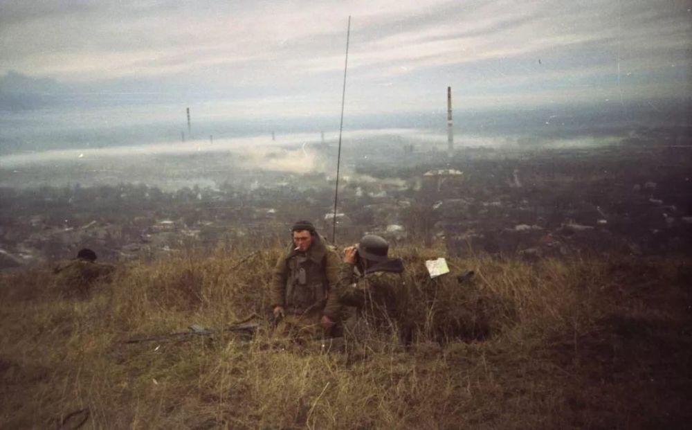 几名俄罗斯士兵在高地上俯瞰格罗兹尼,其中一人戴着二战时的德军钢盔