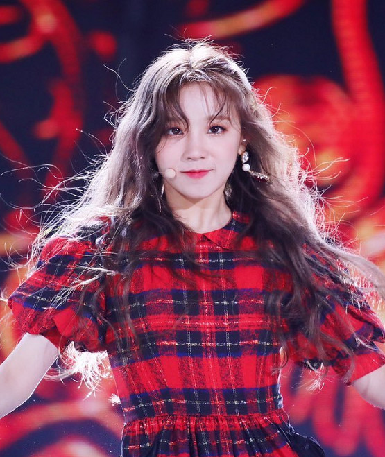 本以为宋雨琦够美了当看到她的闺蜜时网友跪求联系方式