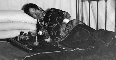 老照片直击吸食鸦片的清朝人女子床上迷迷糊糊,男子瘦成皮包骨