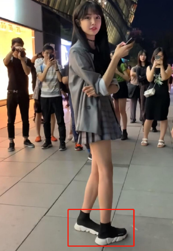 艾比穿百褶群露大长腿,女生羡慕,网友:女装大佬也有疏忽的地方