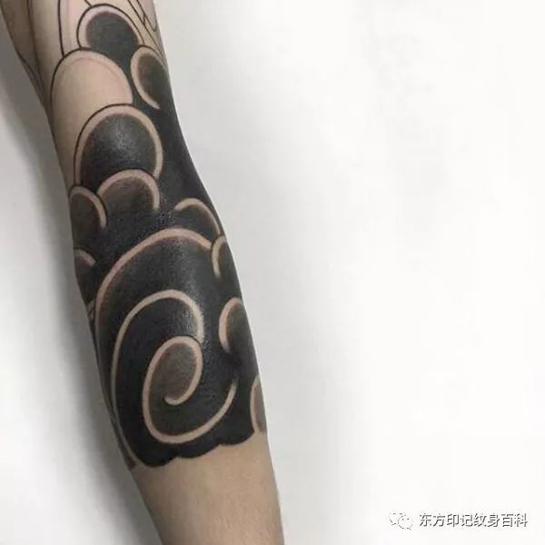 黑色板雾 最美不过纹身 板雾是纹身中,经常用到的一个名词,也非常能