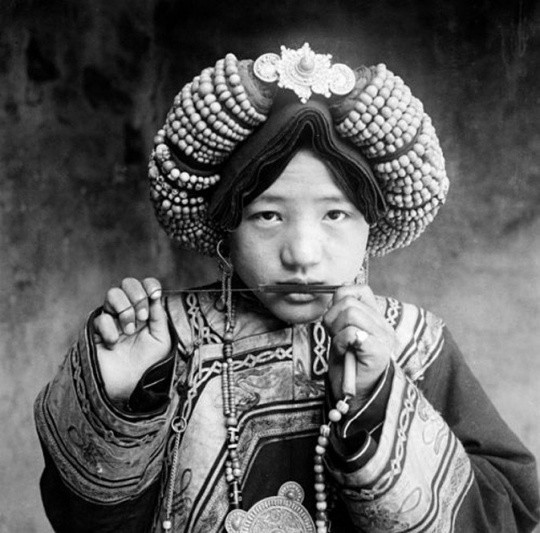 庄学本镜头里的藏族少女,第四张最漂亮,最后一张很温馨