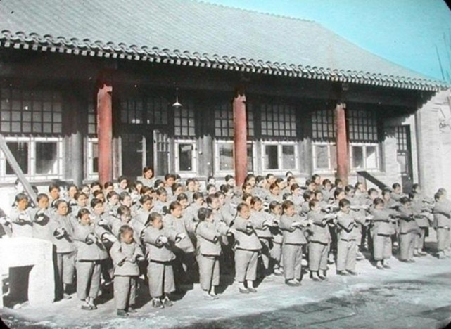 老照片:晚清教会的女子学堂,图5当时的花裤还是挺潮流