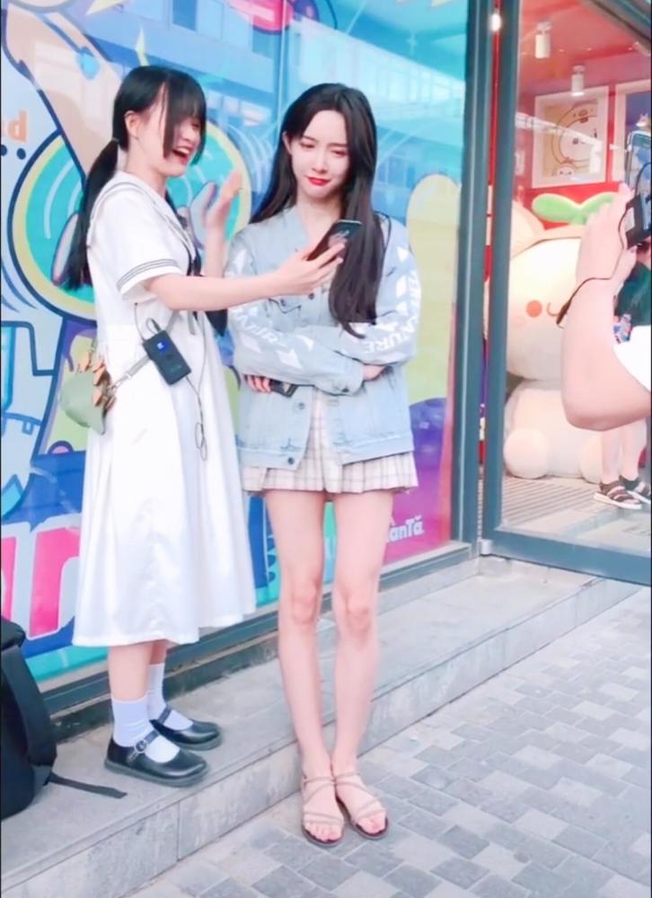 女装大佬艾比偶遇女粉求合影,当两人站一起时,他穿针线鞋火了!