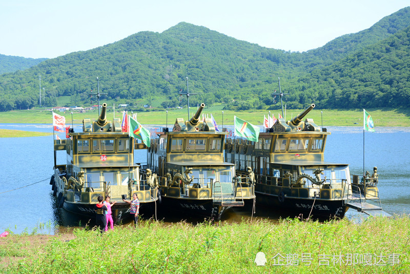 最后一页 2019年7月2日,吉林省吉林市唐家崴子松花湖畔停靠的仿古战船