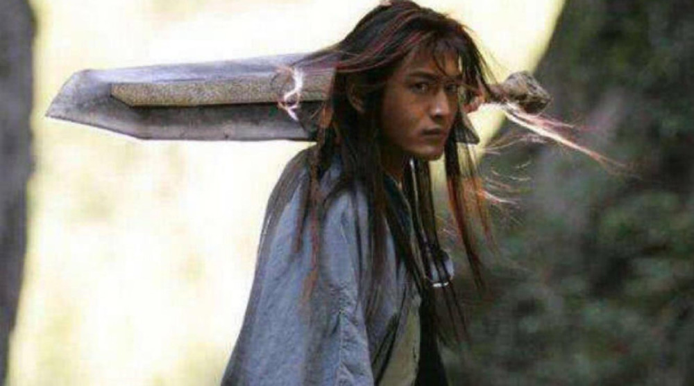 射雕英雄传里最牛的武器,应该就是杨过的玄铁重剑了!