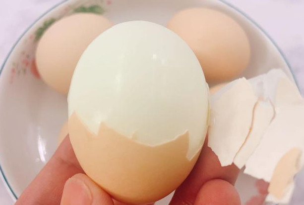 煮鸡蛋时,直接下锅煮是错的!多加这1步,鸡蛋更嫩,壳一碰就掉