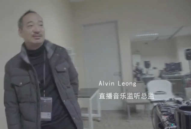 难得一见,王菲演唱会彩排曝光霸气到场,走路带