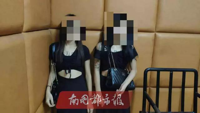 两名女性嫌疑人涉嫌多次抢劫女中学生. 连续作案