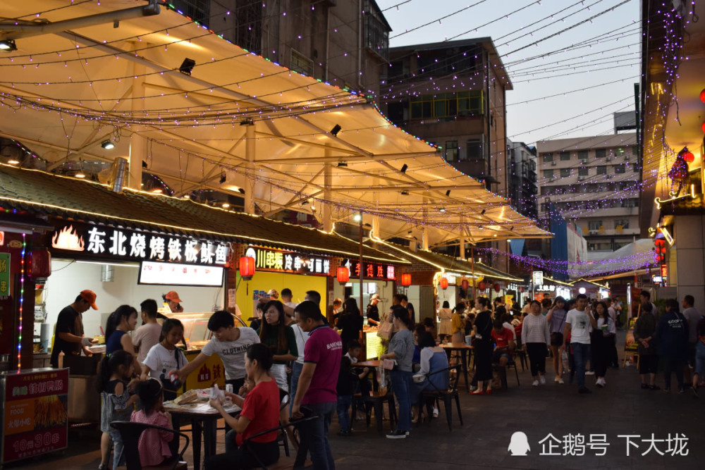 衡阳市区的美食街,迎来了许多游客.