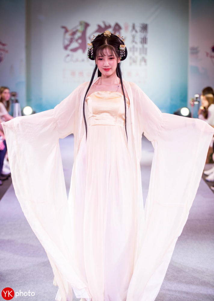 走出中国文化自信美女们身穿汉服走秀竞逐世界旅游文化小姐