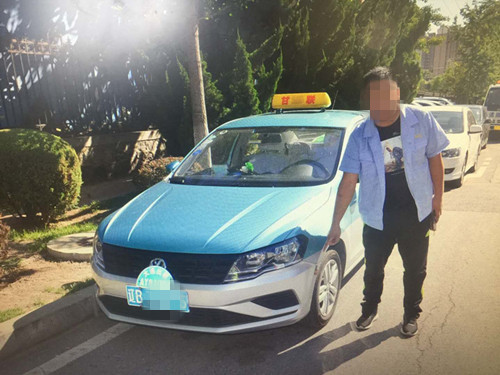 3岁男童被出租车撞伤 的哥诊所门前逃逸