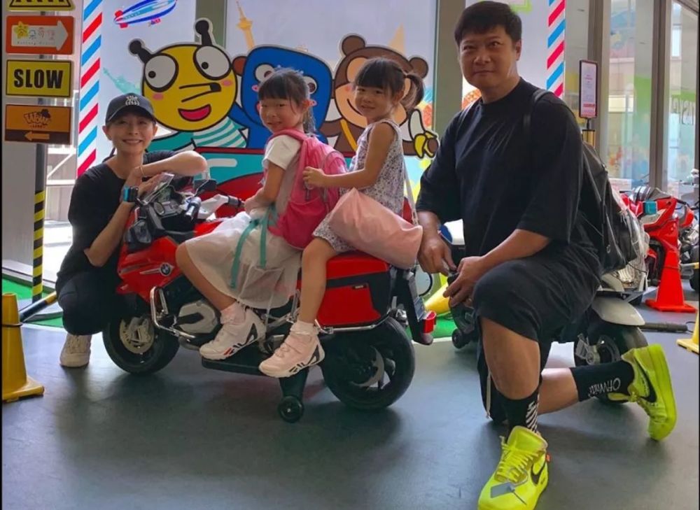 钱嘉乐一对女儿高清近照:大女儿神似伯父钱小豪,小