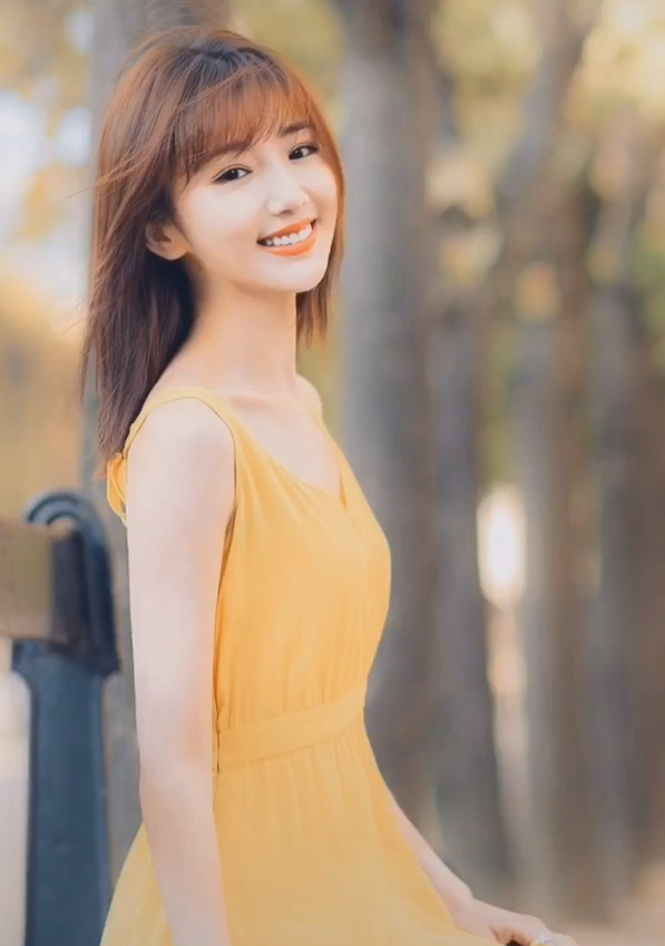 毛晓彤为啥一直演古装?看到她穿"吊带裙"后:此女只应