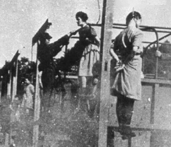 罕见二战老照片:纳粹女战犯被绞死全程记录,出来混总是要还的!
