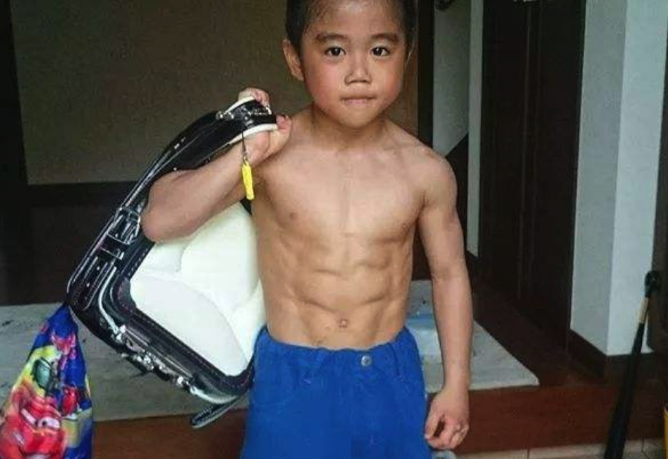 这个小男孩以李小龙为偶像,练出了八块腹肌,被质疑废