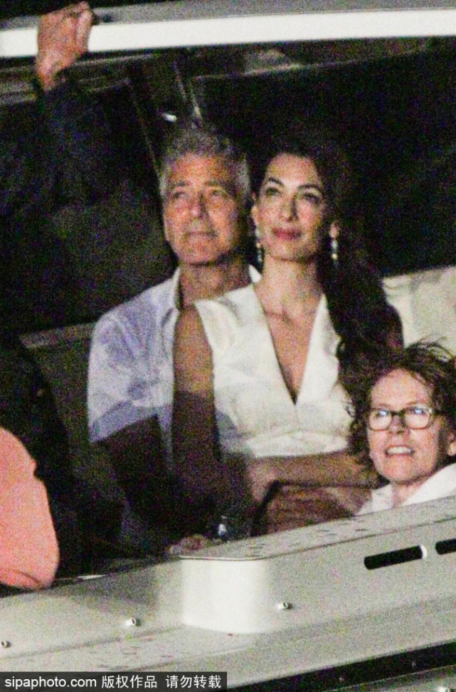 clooney)带着他的律师妻子艾莫·阿拉穆丁(amal alamuddin)在科莫湖的