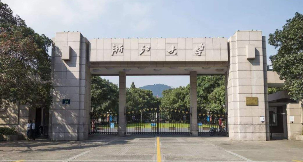 国内的大学有三百所左右,像清华北大这样的学校是国内最知名的大学.
