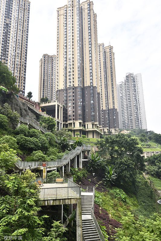 重庆再现魔幻建筑,楼房下面有座大山,栈道层层叠叠被