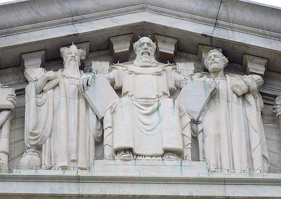 在美国最高法院东庭上,排列着有16尊雕