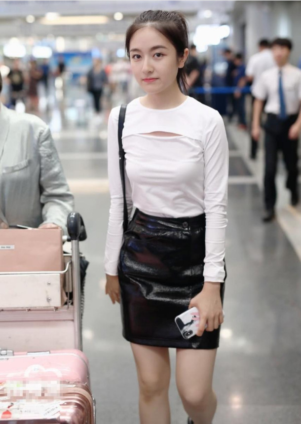 李兰迪的"挖空衣"火了,彰显成熟女生魅力,网友:让人不