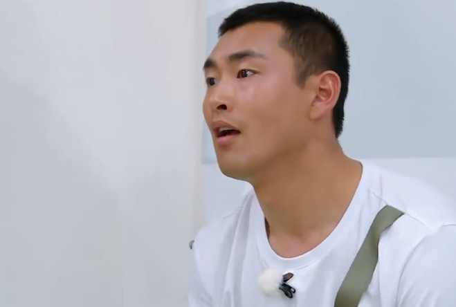 王彦霖黑脸被撕名牌,谁注意到王彦霖表情?网友:玩不