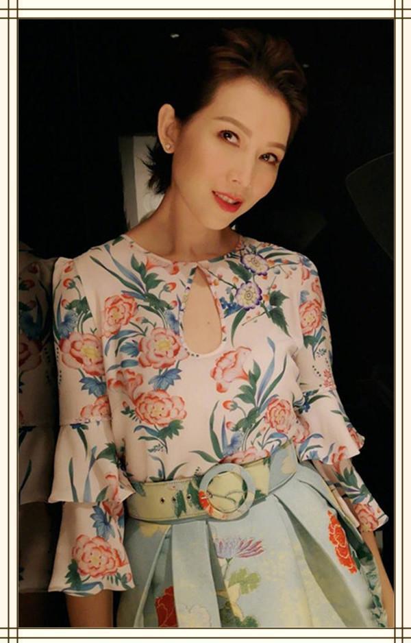蔡少芬三胎孕照曝光!扎羊角辫穿印花长衫,好状态不像45岁辣妈