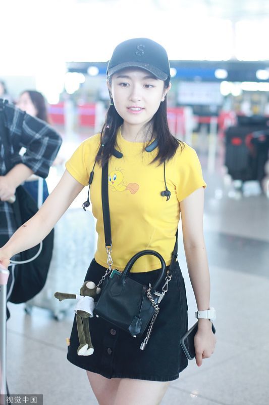 女星李兰迪现身机场,穿黄短袖黑裙满满少女活力,笑容清纯可爱
