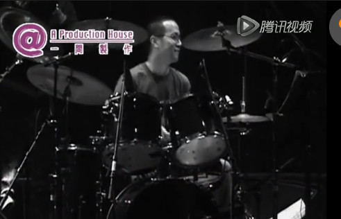 王菲演唱会好玩瞬间:不穿鞋上场 观众一逗她就