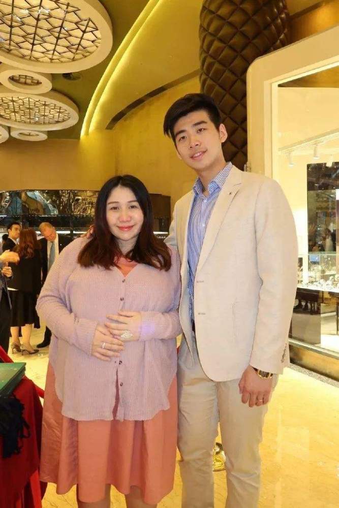 赌王又年过98岁,孩子们完成终生大事就是他最期待的事情,窦骁何超莲