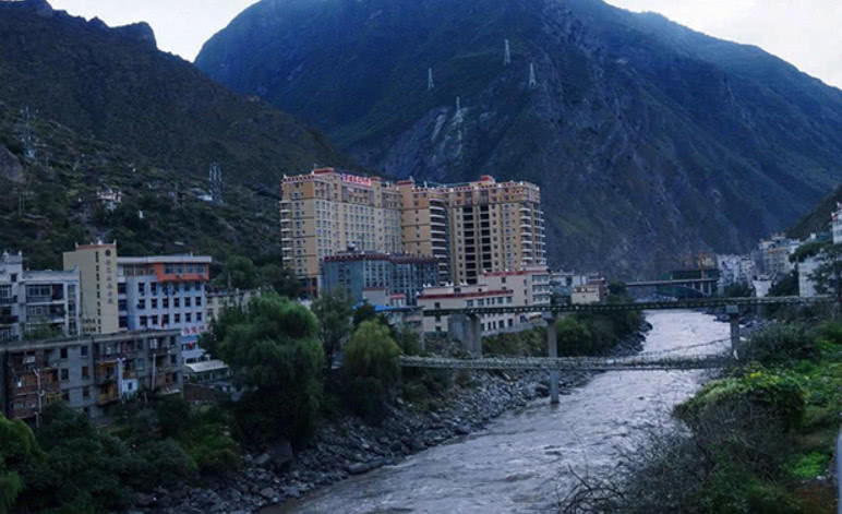 丹巴县,隶属于甘孜州,位于甘孜州东部,是甘孜州的东大门,属岷山邛崃